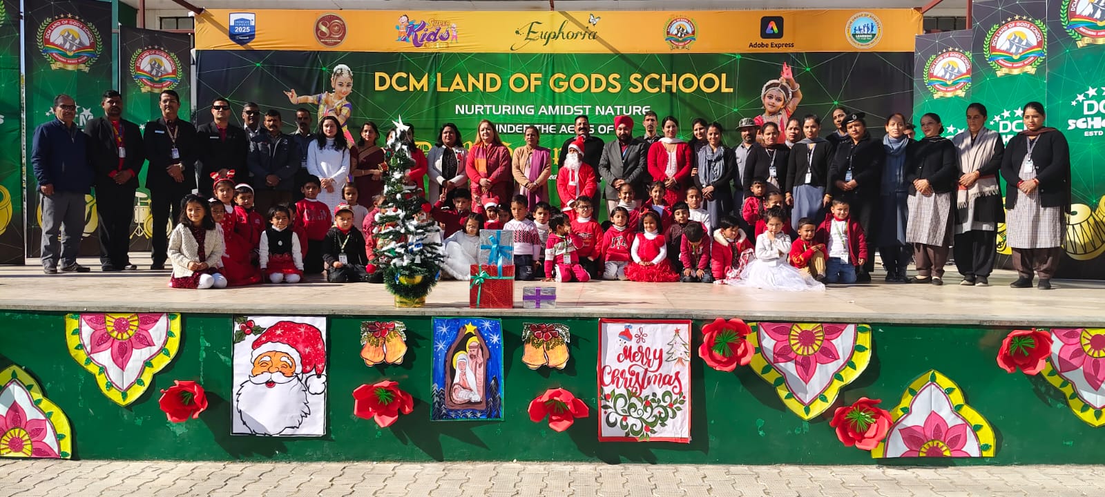 डीसीएम लैंड ऑफ गॉड स्कूल में क्रिसमिस का पर्व हर्षोल्लास के साथ मनाया गया