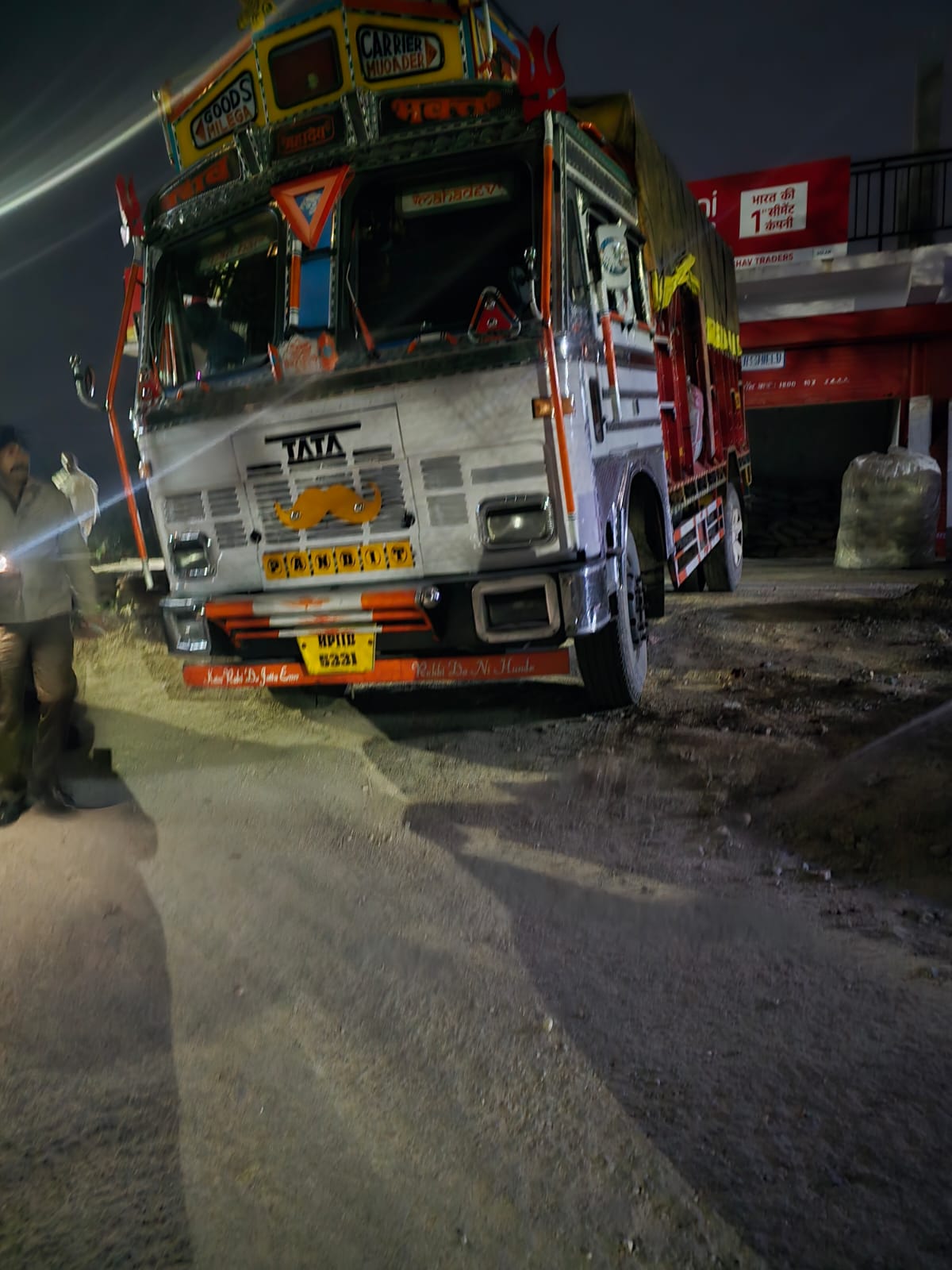 गैर कानूनी तरीके से सीमेंट उतारता हुआ चालक पकड़ा,मुकदमा दर्ज