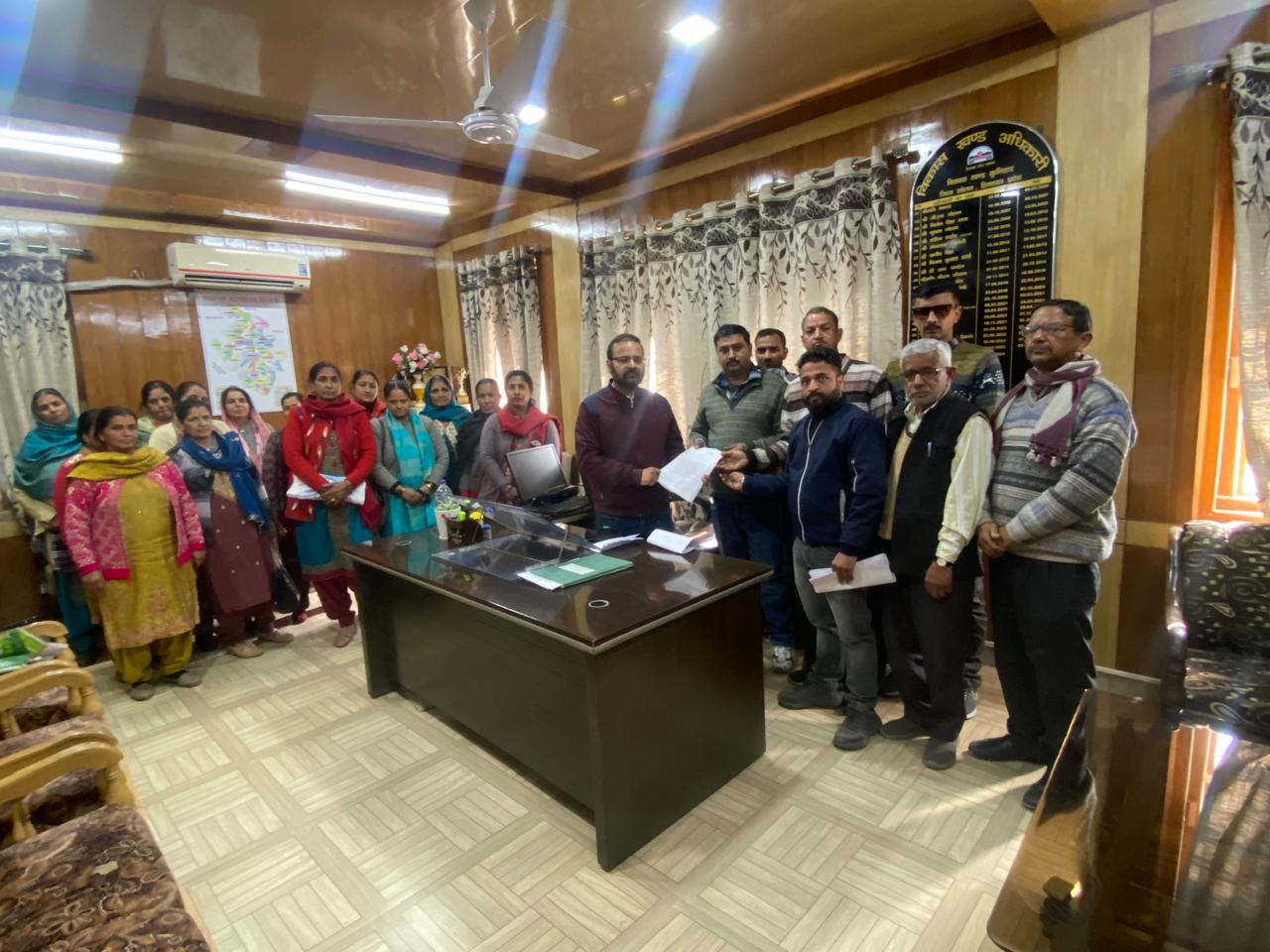 ग्राम पंचायत हनुमान बड़ोग के मनलोग बड़ोग वार्ड नंबर -2 के ग्रामीणों ने खंड विकास अधिकारी को दाडला घाट पंचायत में समायोजित न करने के लिए सौंपा ज्ञापन ।